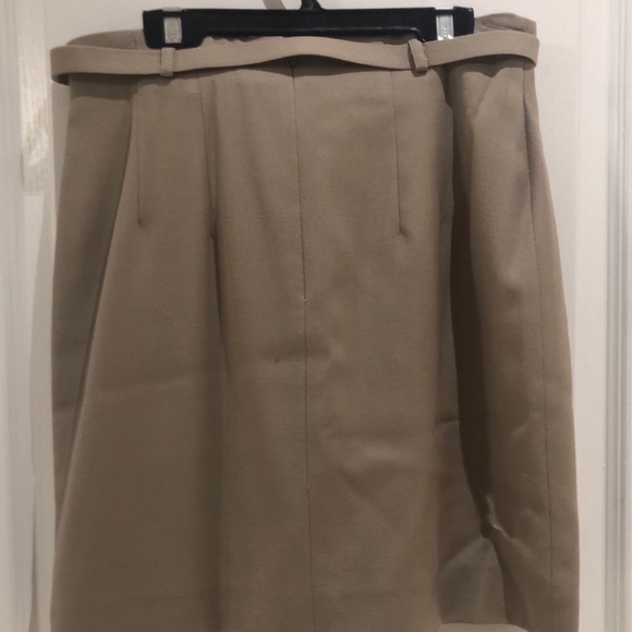 Femme de Carriere jacket and skirt suit - Picture 4 of 4